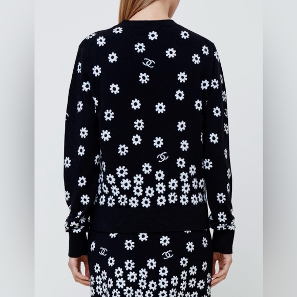NWT CHANEL 2022 SPRING SUMMER CASHMERE SWEATER. BLACK AND WHITE. SIZE 34 (US XS) - Picture 2 of 7